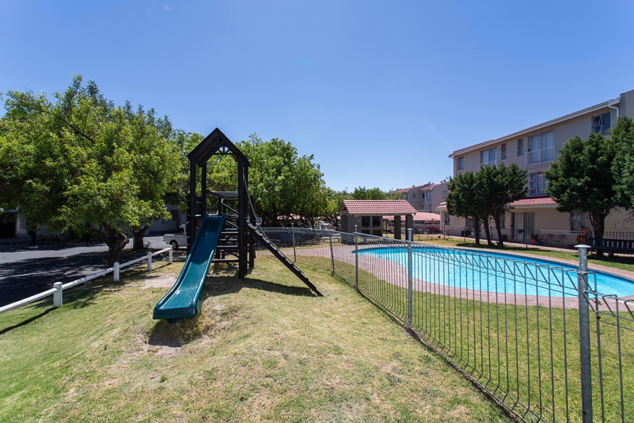 2 Bedroom Property for Sale in Oakglen Western Cape